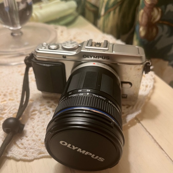 **SOLD** Olympus Pen EP3 with 40-150mm lens - Picture 2 of 4